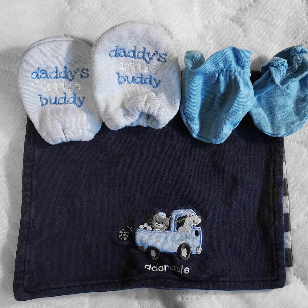 Super set! mittens, changing pad liner with HUGE blanket!